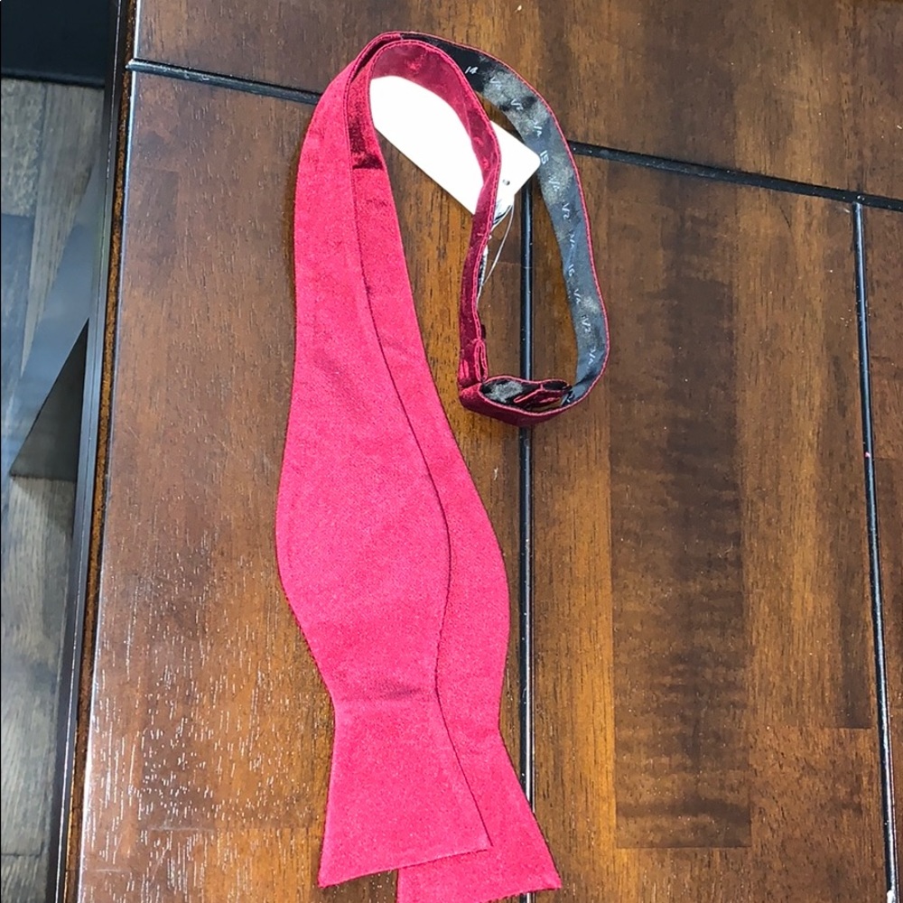 Men’s bow tie.